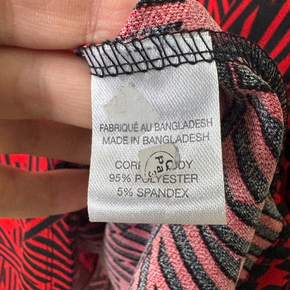 Lily Morgan Red and Black Geometric Top with Rhinestone Accents Women’s size XL - Picture 6 of 9